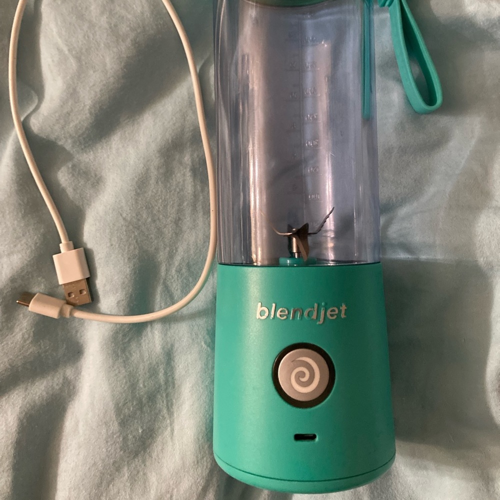 Blendjet 2 & charger cord personal blender in aqua